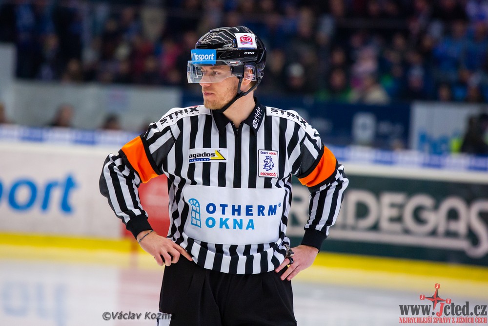 Sudí Daniel Pražák suspendován